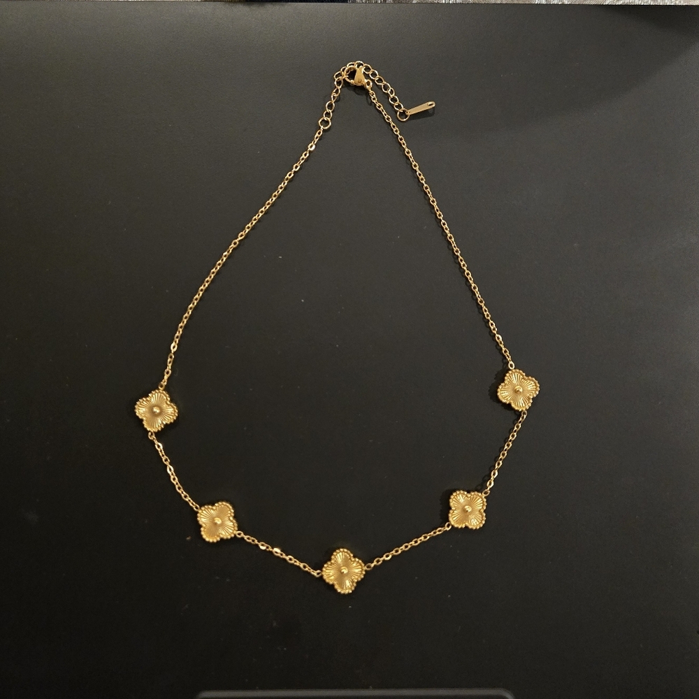Elegant Gold Flower Necklace